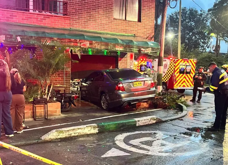 El vehículo colisionó contra un establecimiento comercial. FOTO Cortesía Denuncias Antioquia. 