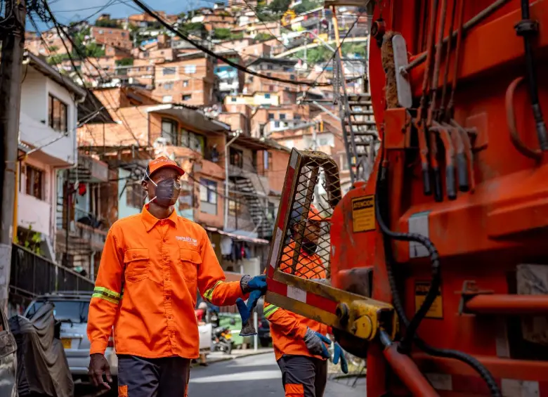 Para más información sobre el nuevo horario de recolección de basuras en algunos barrios de Medellín, puede escribir a la línea de WhatsApp 3044037188. FOTO Emvarias. 