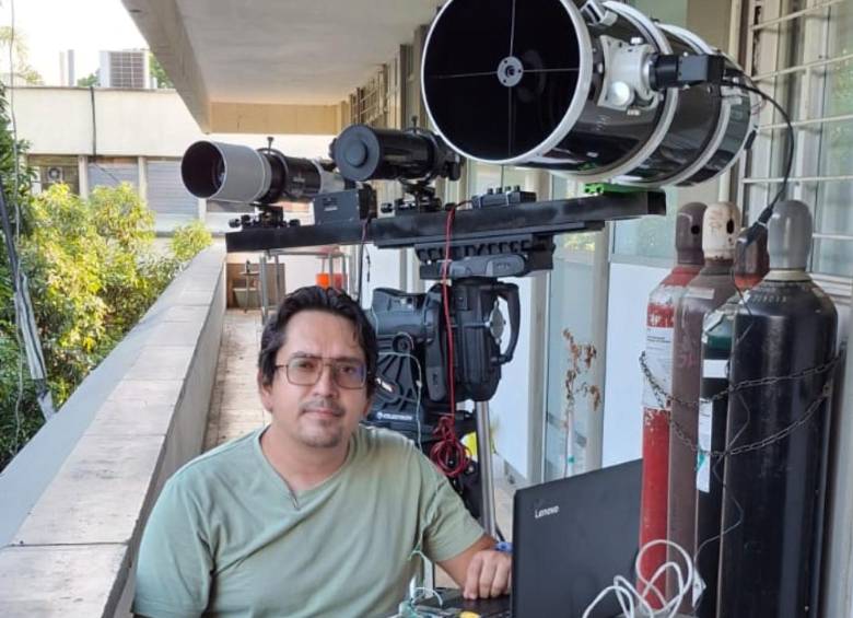 El profesor Luis Andrés Santacruz Almeida al lado de su prototipo para medir la calidad del aire en Colombia. FOTO Cortesía. 