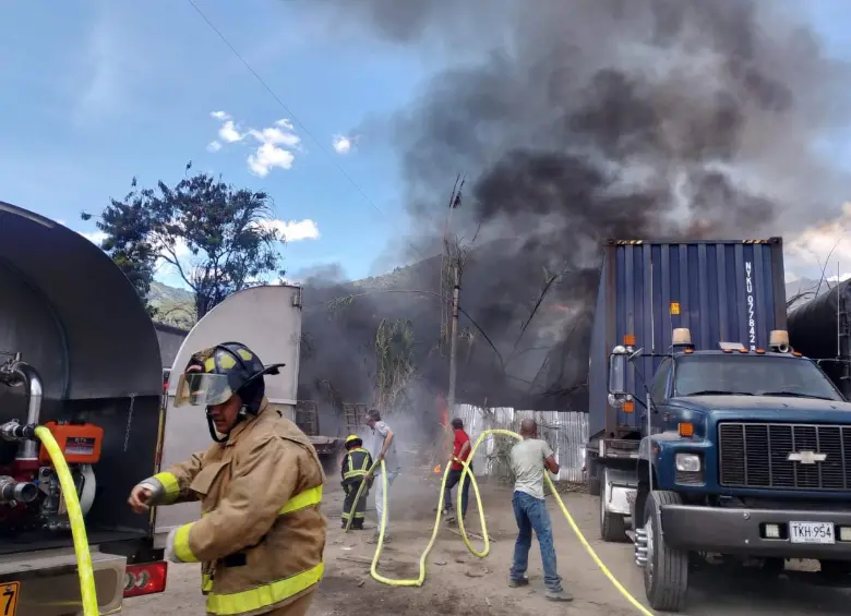 Imágenes del incendio ya controlado en el municipio de Copacabana. FOTO Alcaldía de Copacabana. 
