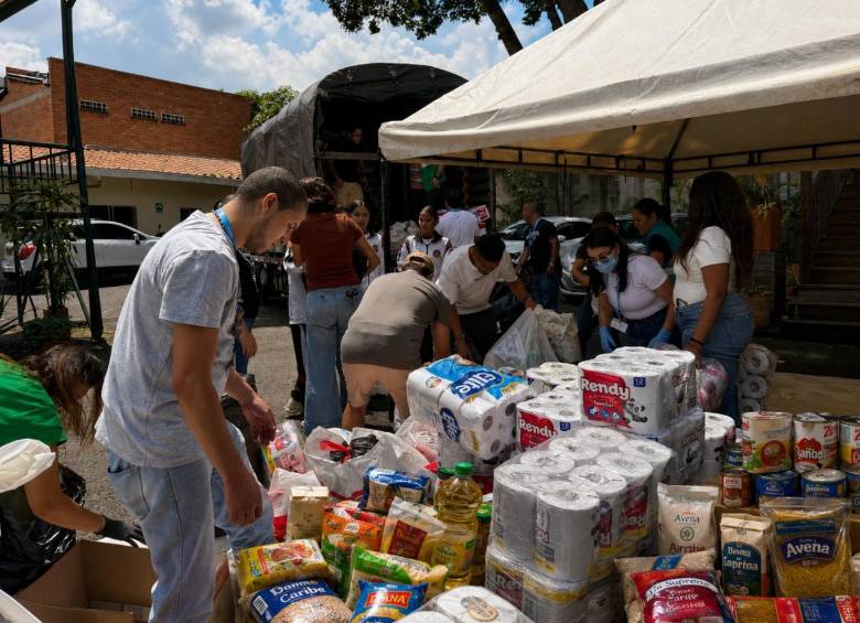 Entre los productos que se están solicitando se encuentran agua, arroz, aceite, pastas, legumbres, alimentos enlatados, harinas, panela, chocolate, avena, leche y productos listos para consumir. FOTO Alcaldía de Medellín. 