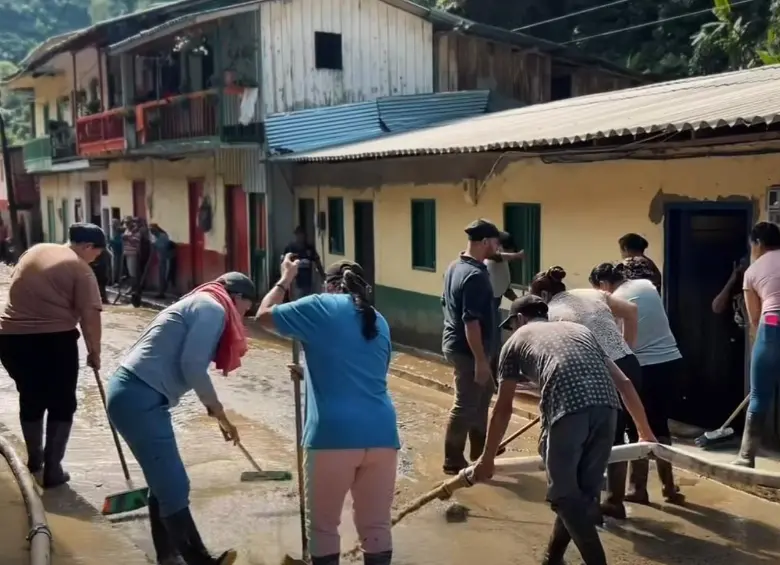 Las familias afectadas en Andes también apoyan labores de remoción de escombros y sedimentos. FOTO Alcaldía de Andes. 