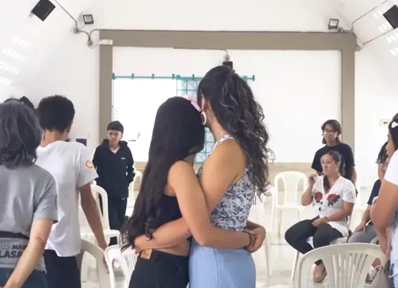 El propósito de esta campaña es que se deje de normalizar la violencia en los hogares, a la que acuden muchos padres de familia teniendo en cuenta sus propias experiencias cuando eran pequeños. FOTO Alcaldía de Medellín.