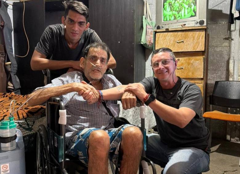 En la imagen, Gabriel en su nueva silla de ruedas junto con su hijo Alejandro y Santiago Jaramillo, director de la Fundación Un Viejo Favor. FOTO Cortesía. 