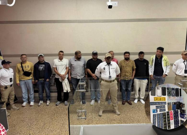 En la imagen principal, todos los inadmitidos en el José María Córdova; en la parte inferior derecho, algunos de los elementos incautados. FOTOS Migración Colombia.