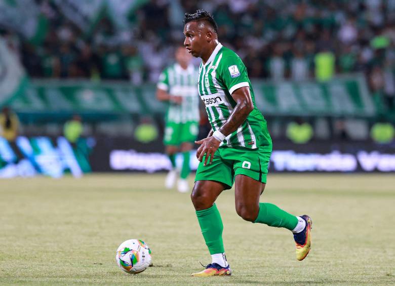 Alfredo Morelos hace un gesto de solidaridad con la gente de Córdoba. FOTO MANUEL SALDARRIAGA