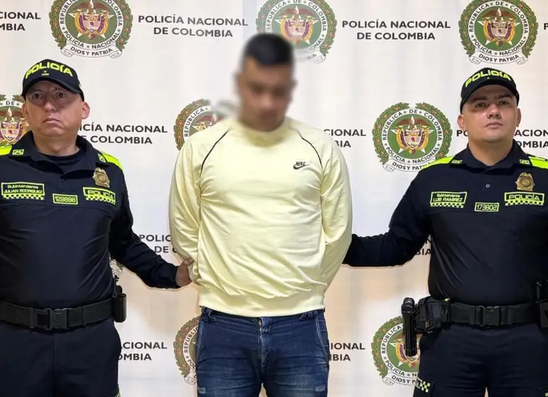 En la imagen, el hombre capturado por violencia intrafamiliar agravada quien figuraba en la lista de los más buscados por este delito en el Valle de Aburrá. FOTO Policía. 