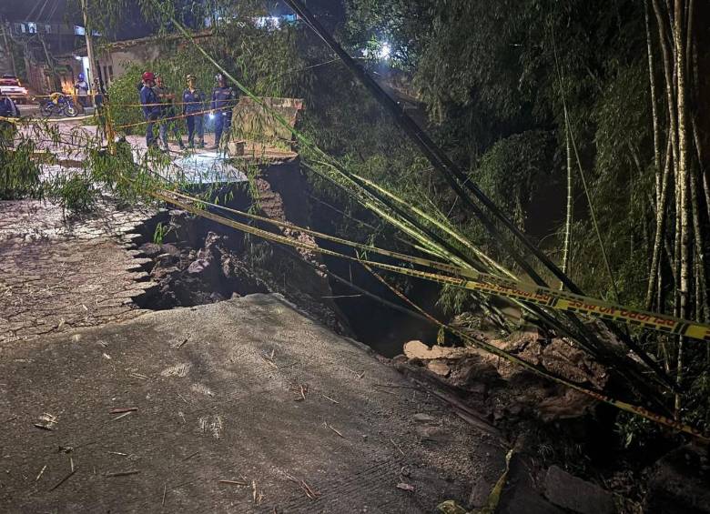 Así quedó el puente “Los Nenes” tras colapsar una parte de su estructura. FOTO Cuerpo de Bomberos de Amagá