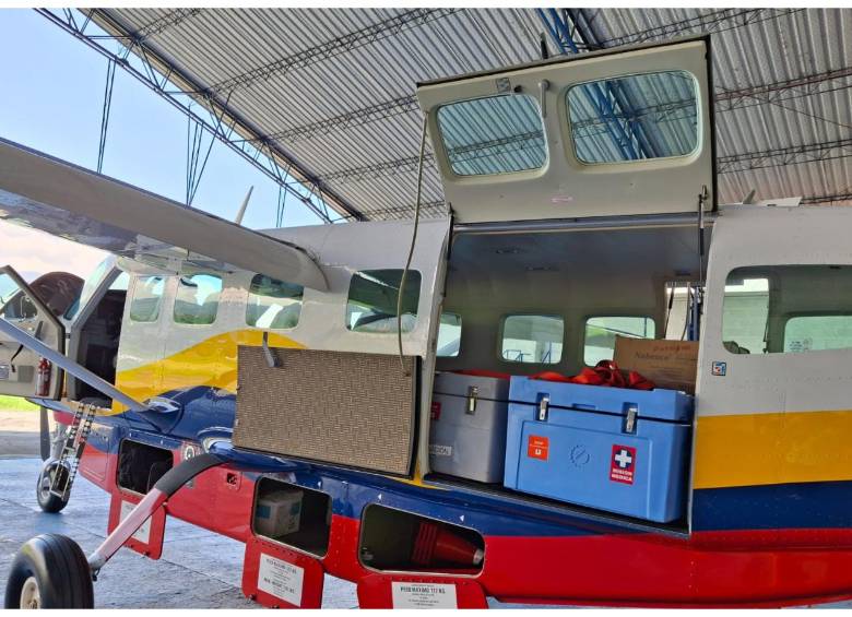 Así llegan algunos de los medicamentos y vacunas al Urabá antioqueño, una de las subregiones más críticas por las fuertes lluvias en el departamento. FOTO Cortesía Gobernación de Antioquia. 