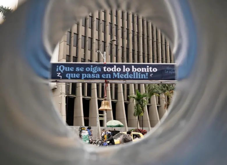 Un pendón acerca de la nueva campaña de cultura ciudadana “Que se oiga todo lo bonito que pasa en Medellín”. FOTO Alcaldía de Medellín.