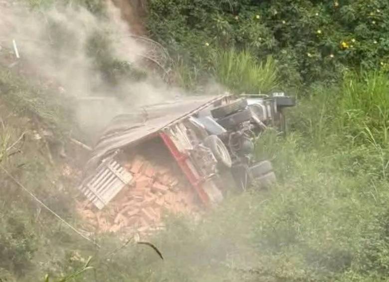 Así quedó el camión, en medio de la maleza y con el material disperso por completo. FOTO Cortesía.