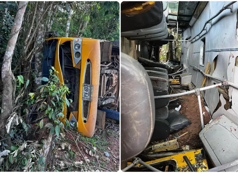 El bus que transportaba a los niños se volcó tras perder el control en una vía de Necoclí. FOTOS: Cortesía