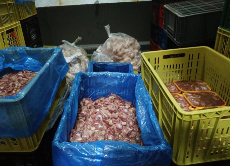 Así estaba almacenada la carne de pollo en mal estado que fue decomisada y destruida. FOTO Alcaldía de Bello.