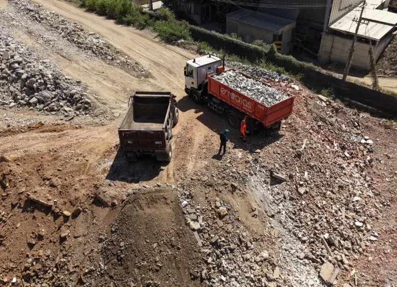 Después de ser procesados, pueden convertirse en Pavimento Asfáltico Reciclado (RAP) o utilizarse como insumo para las capas granulares que requieren diferentes obras de infraestructura. FOTO Alcaldía de Medellín. 