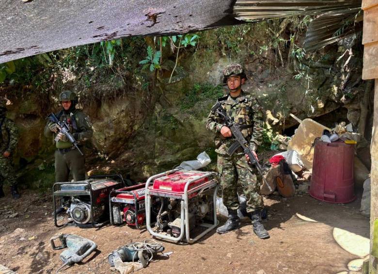 Uniformados del Ejército tras intervenir las unidades de minería ilegal. FOTO Cuarta Brigada.