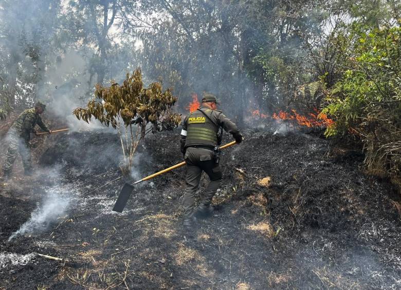Pese a la cercanía con un sector residencial, el incendio no dejó personas heridas ni viviendas afectadas. FOTO Policía Antioquia. 
