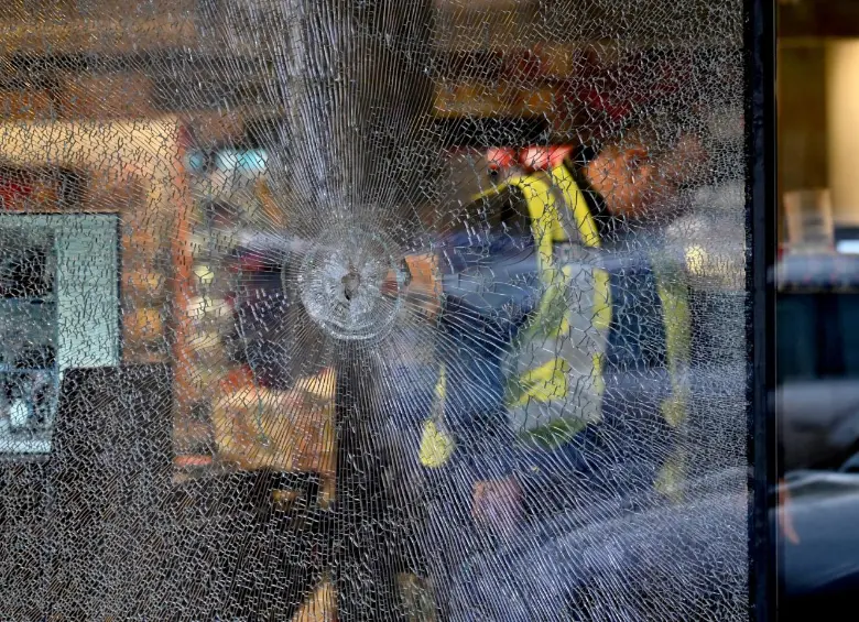 En el supermercado donde se resguardó el presunto responsable, con varios rehenes, hubo disparos. FOTO AFP.