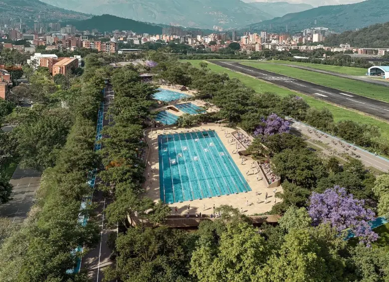 De acuerdo con lo que ha anunciado la Alcaldía, el nuevo escenario contará con dos piscinas olímpicas y dos semiolímpicas, además de graderías y espacios complementarios para deportistas y usuarios. Imagen tomada del X de Federico Gutiérrez, alcalde de Medellín. 