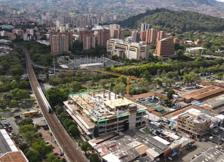 La Alcaldía ya había reportado en julio de 2026 un avance del 25 % en la construcción, por lo que el nuevo porcentaje anunciado representa un incremento de 11 puntos porcentuales en la ejecución de la obra. FOTO Alcaldía de Medellín. 