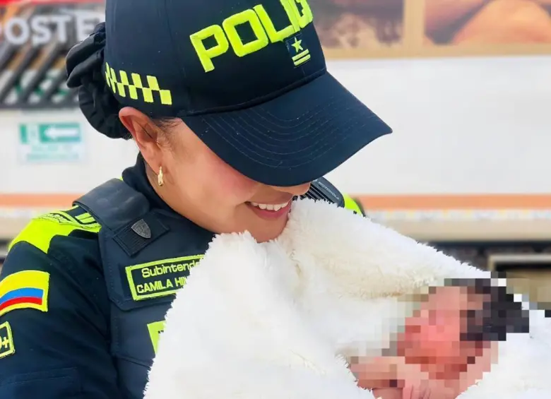 En la imagen, la Subintendente Camila Hinestroza y Gabriela, la recién Nacida. FOTO Policía Metropolitana.