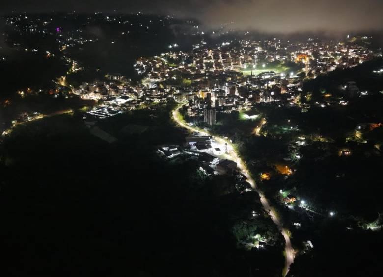 El departamento también instaló 2.351 puntos de iluminación en corredores viales de Yarumal, Rionegro, Guarne, Guatapé, El Santuario, El Carmen de Viboral, Andes y Jardín. FOTO Gobernación de Antioquia. 