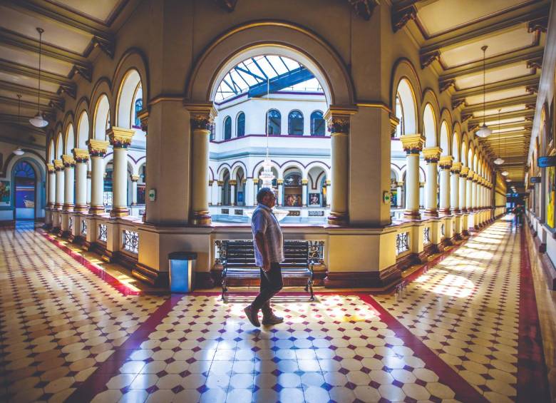 Los largos pasillos del histórico y tradicional Palacio Nacional en el centro de Medellín, que está próximo a cumplir un siglo. FOTO Julio César Herrera.