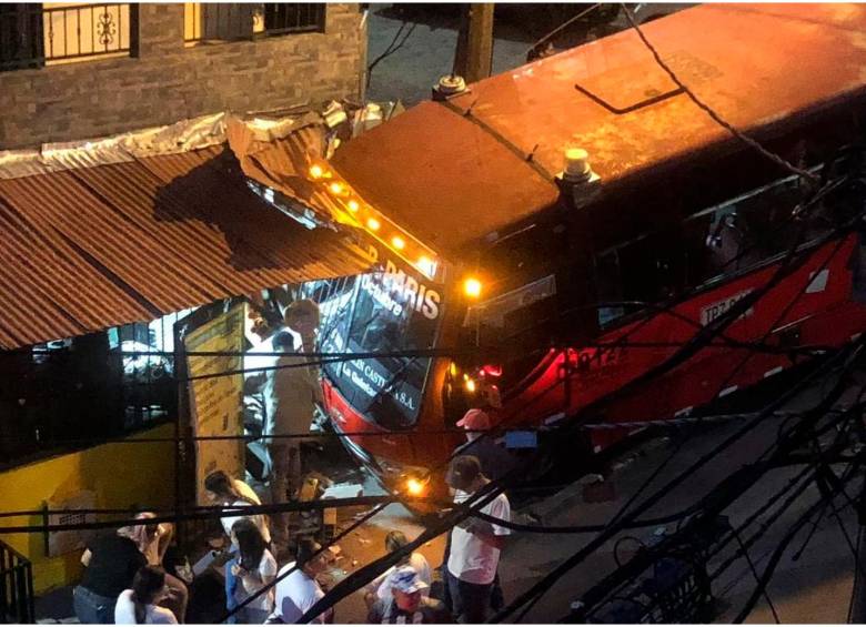 El automotor impactó contra un local comercial luego de perder el control. FOTO: Cortesía Denuncias Antioquia