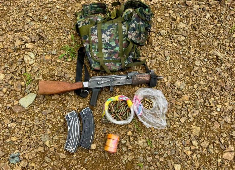 El material que le fue incautado al hombre que se entregó voluntariamente. FOTO: Séptima División del Ejército