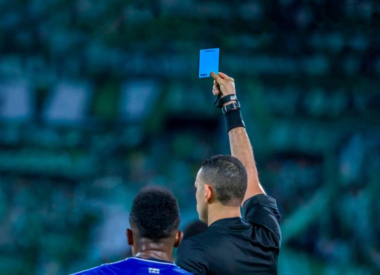 El IFAB aprobó otros cambios a las reglas de juego, pero la tarjeta azul no estuvo en el informe. FOTO El Colombiano 
