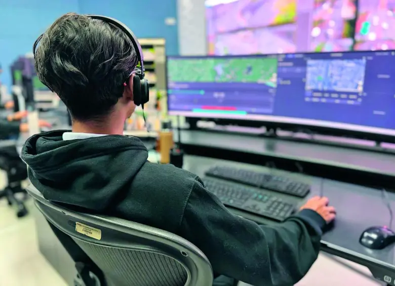 Desde el Centro de Control de la Secretaría de Movilidad de Medellín se hacen las verificaciones y los enlaces en tiempo real de los siniestros que ocurren en las vías. FOTOS CORTESÍA