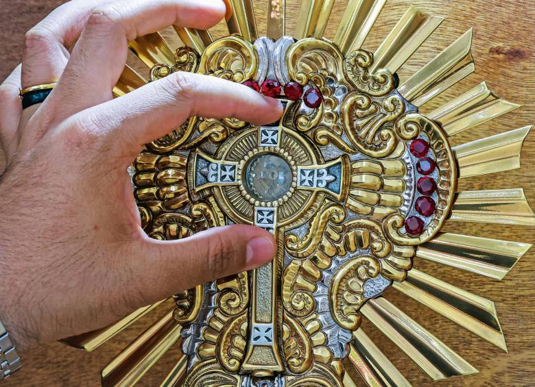 Esta es la cruz del Santo Cura de Ars encontrada en Boston, Estados Unidos, y que está en Cisneros. FOTO MANUEL SALDARRIAGA