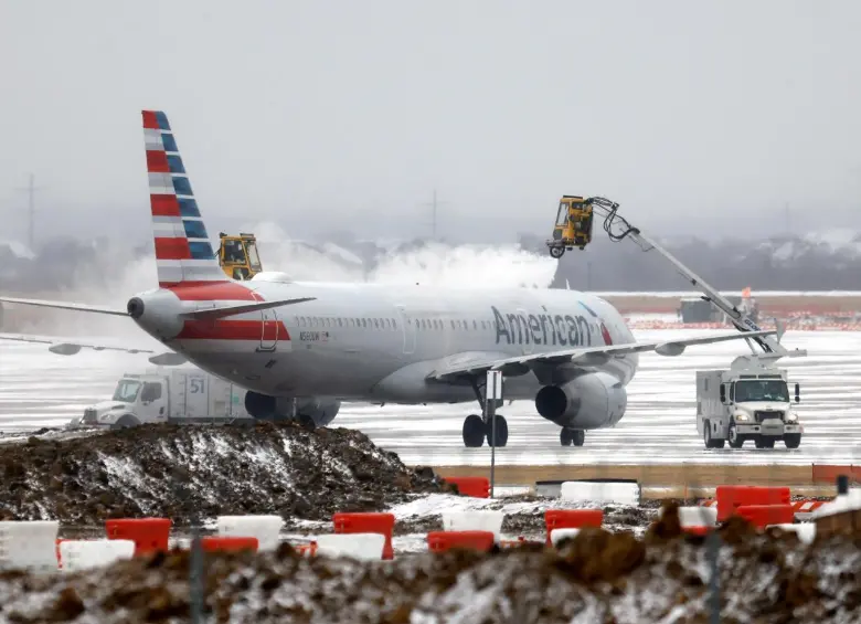 Así luce uno de los aviones en EE.UU. tras la fuerte tormenta que genera preocupación en varios estados. FOTO Cortesía AFP. 