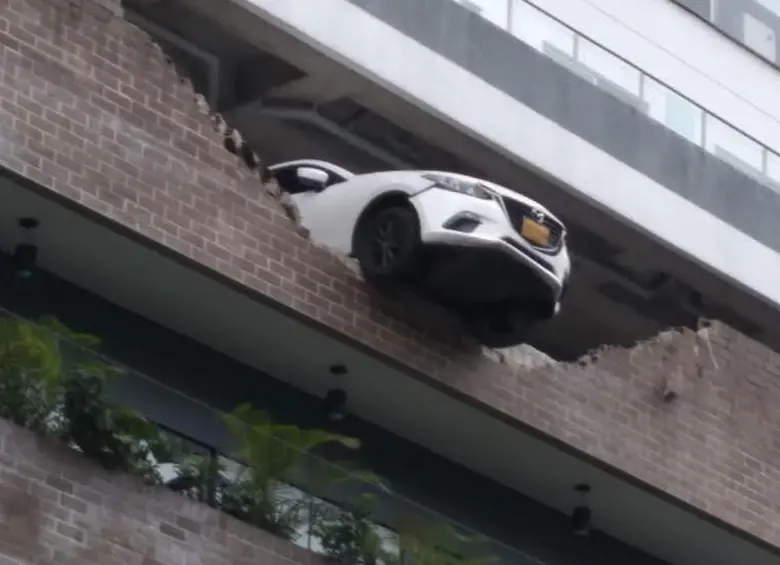 Así quedó el carro en un parqueadero de Envigado, a punto de caer al vacío. Imagen tomada de redes sociales.