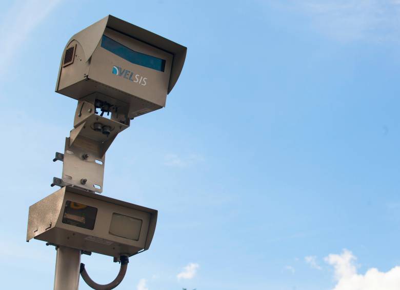 Envigado instaló dos nuevas cámaras de fotodetección en la variante a Palmas, siendo el nuevo municipio que se une a esta estrategia de sanción y control. FOTO: EDWIN BUSTAMANTE