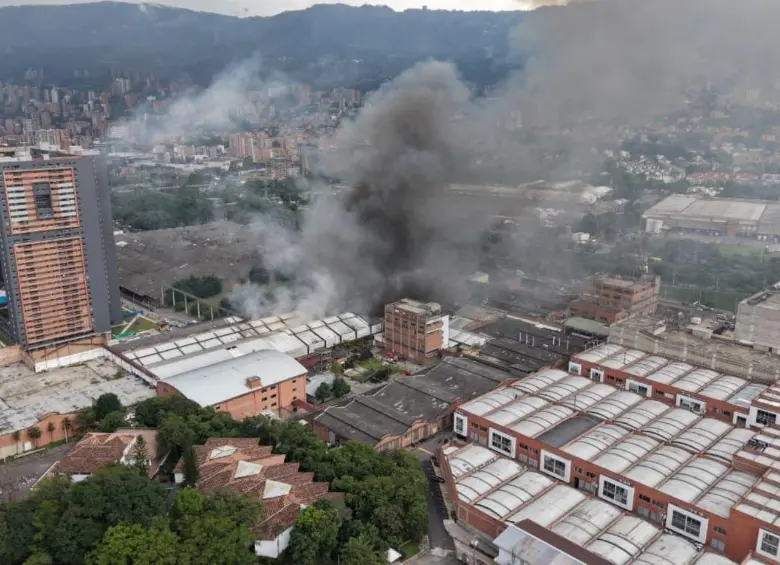 En la zona aún hay algo de humo, a pesar de que el incendio ya se controló en su totalidad. FOTO Alcaldía de Itagüí.