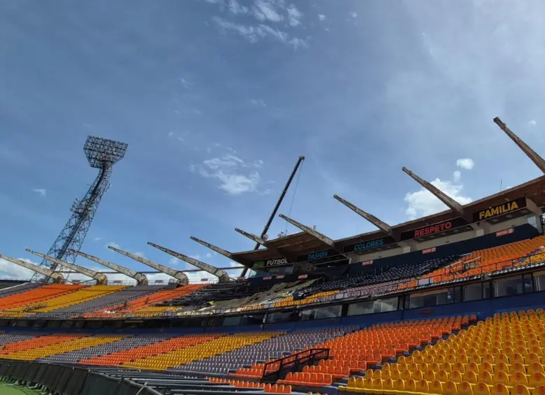 Las labores sobre la cubierta Occidental se han coordinado con la programación del estadio para que los trabajos puedan desarrollarse sin suspender los eventos previstos. FOTO Alcaldía de Medellín. 