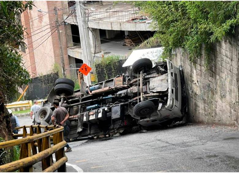 El vehículo accidentado llevaba un cargamento de cemento para un proyecto constructivo en Sabaneta. FOTO: Cortesía Denuncias Antioquia
