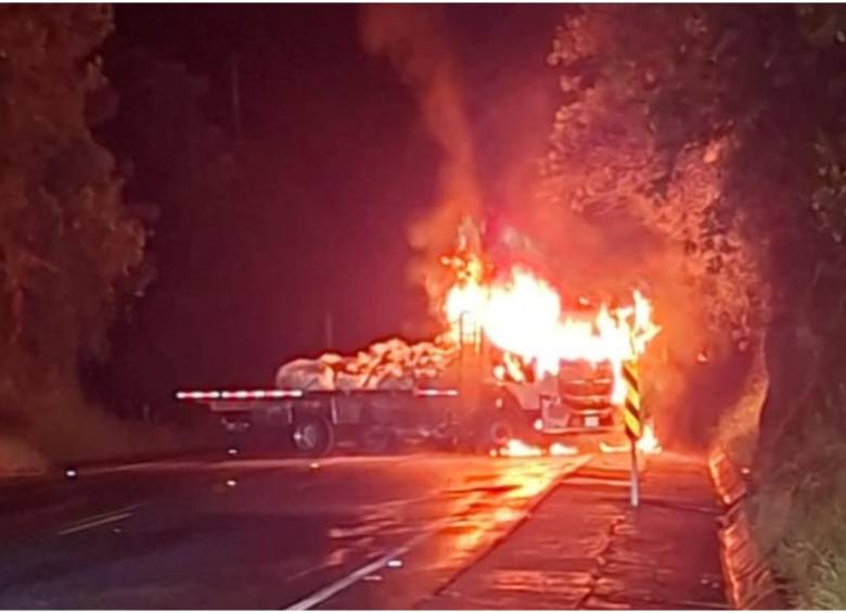 El camión fue incinerado por desconocidos durante la media noche de este viernes. FOTO: Cortesía