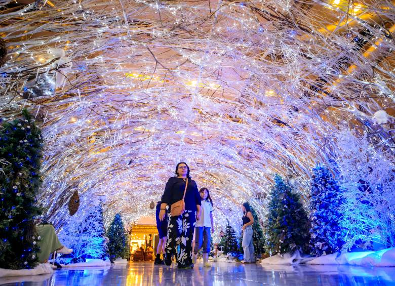 El Tesoro, Parque Comercial. Los recintos comerciales han entendido que la Navidad se vive a través de la experiencia colectiva. Por ello, la programación va mucho más allá de la decoración estática. Foto: Camilo Suárez Echeverry