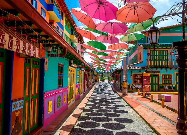 Viajeros recorren destinos rurales como Santa Elena, Guatapé (en la foto) y Jardín, atraídos por la riqueza cultural, paisajística y cafetera de Antioquia. FOTO: Juan Antonio Sánchez