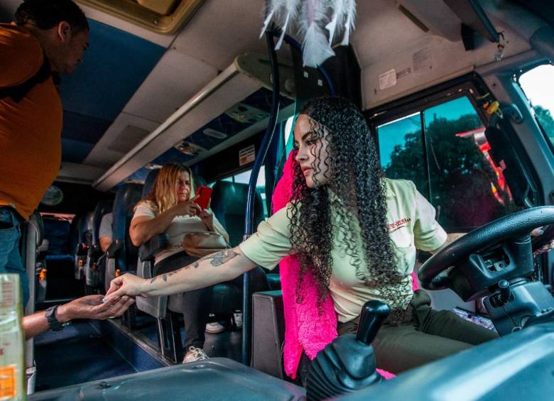 Émily Medina siempre soñó con manejar un carro grande. De niña su padre la subía en la cabina de su carro tanque. FOTO Julio César Herrera. 