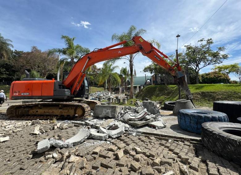 La transformación no se limita al antiguo coliseo. De manera simultánea también avanza la demolición de la antigua zona de piscinas del Juan Pablo II. FOTO Alcaldía de Medellín. 