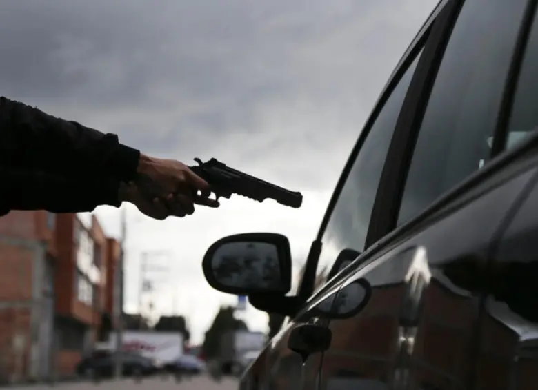 Imagen de referencia de un ataque con arma de fuego a un vehículo particular. FOTO COLPRENSA.