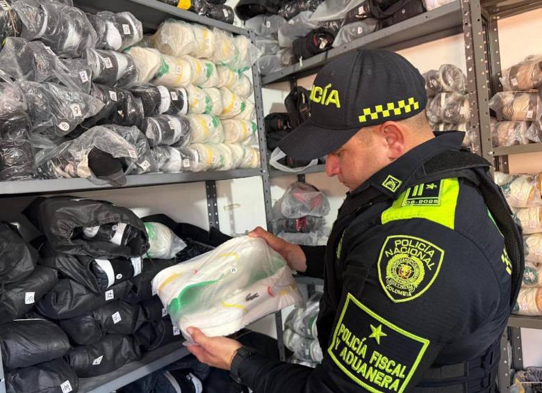 Según la Alcaldía, el objetivo de este tipo de operaciones es afectar la mercancía que llega al mercado ilegal y, a su vez, las ganancias y la organización que permite mantener este tipo de negocios. FOTO Alcaldía de Medellín. 