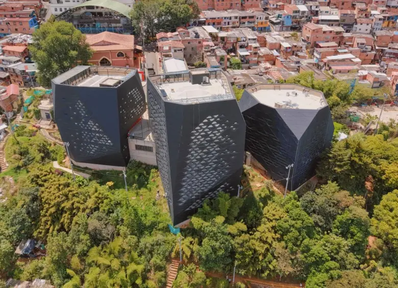 Así luce el renovado Parque Biblioteca Santo Domingo Savio, en el nororiente de la ciudad, que abrió sus puertas tras 11 años. FOTO Alcaldía de Medellín.