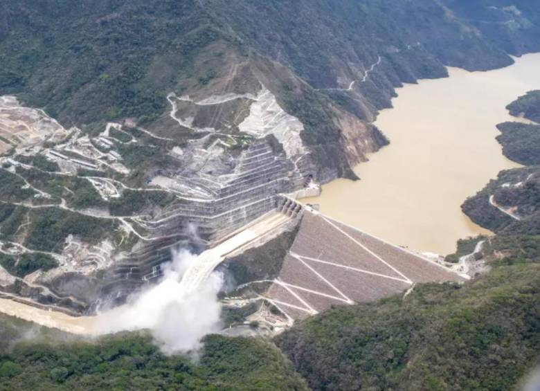 Alcanzar la capacidad máxima de 420 metros sobre el nivel del mar en el embalse de Hidroituango, permitiría blindar el sistema energético en tiempos de sequía con el fin de evitar apagones. FOTO Juan Antonio Sánchez.