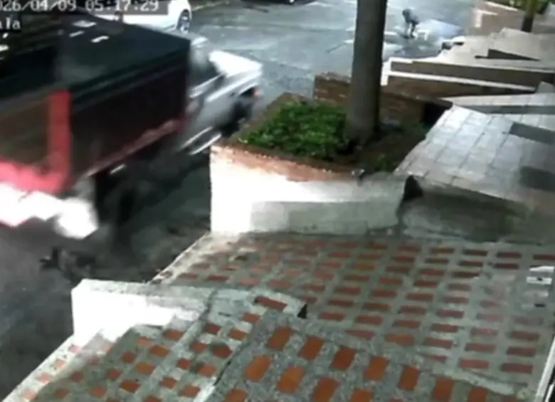 Imagen previa al atropellamiento que le arrebató la vida a una adulta mayor y a su mascota. FOTO: Cortesías Denuncias Antioquia