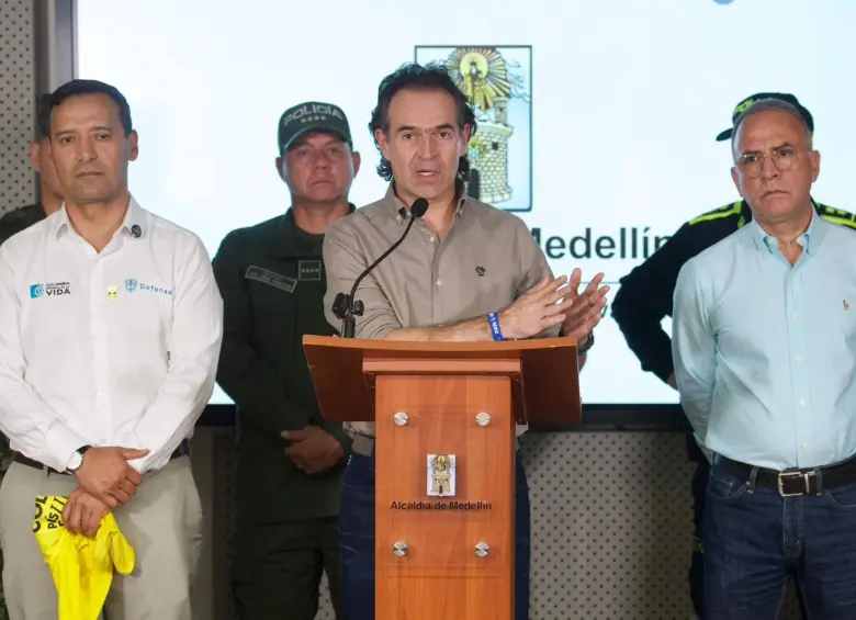 El alcalde de Medellín, Federico Gutiérrez, en compañía del ministro de Defensa, Pedro Sánchez, y el secretario de Seguridad de Antioquia, Luis Martínez, tras la reunión que se llevó a cabo en la capital antioqueña. FOTO: Cortesía Alcaldía de Medellín. 