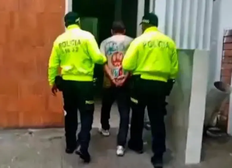 Momento de la captura del hoy procesado por acceso carnal violento agravado y violencia intrafamiliar agravada. Imagen tomada de video de Policía. 