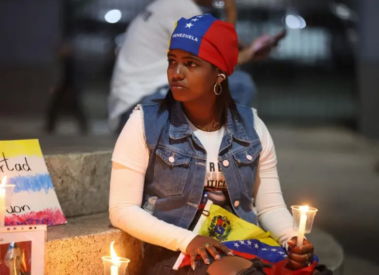Una de las familiares de un preso político en Venezuela, a la espera de su libertad. FOTO Cortesía AFP.